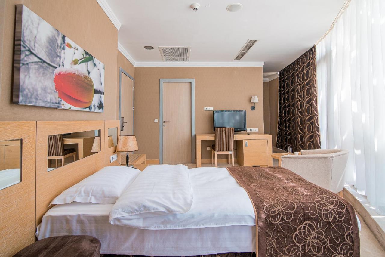 Alau Hotel アスターナ エクステリア 写真
