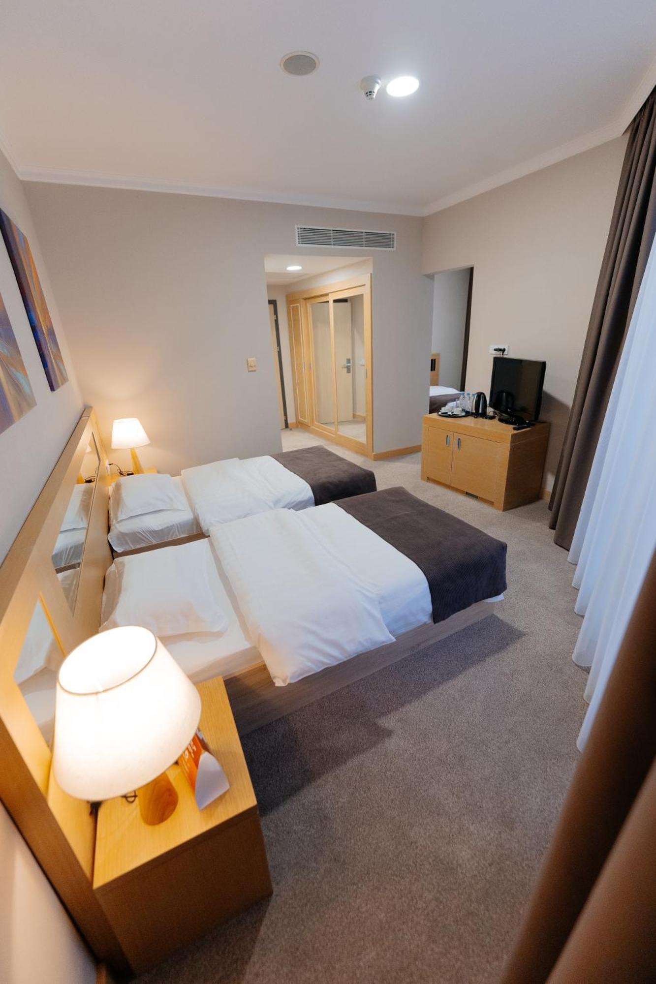 Alau Hotel アスターナ エクステリア 写真